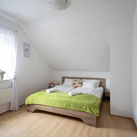 Oliva 8 Fos Balatoni Nyaralo * بالاتوناكاراتيا