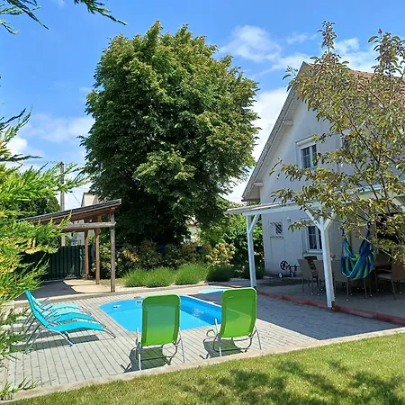 Oliva 8 Fős Balatoni Balatonakarattya